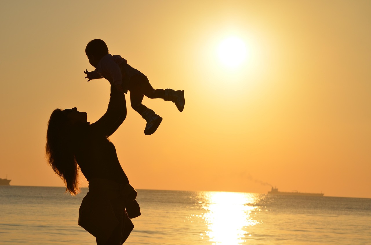 new year, mother, daughter, nature, sunset, silhouette, dusk, sun, sunlight, sea, ocean, love, affection, together, happiness, motherhood